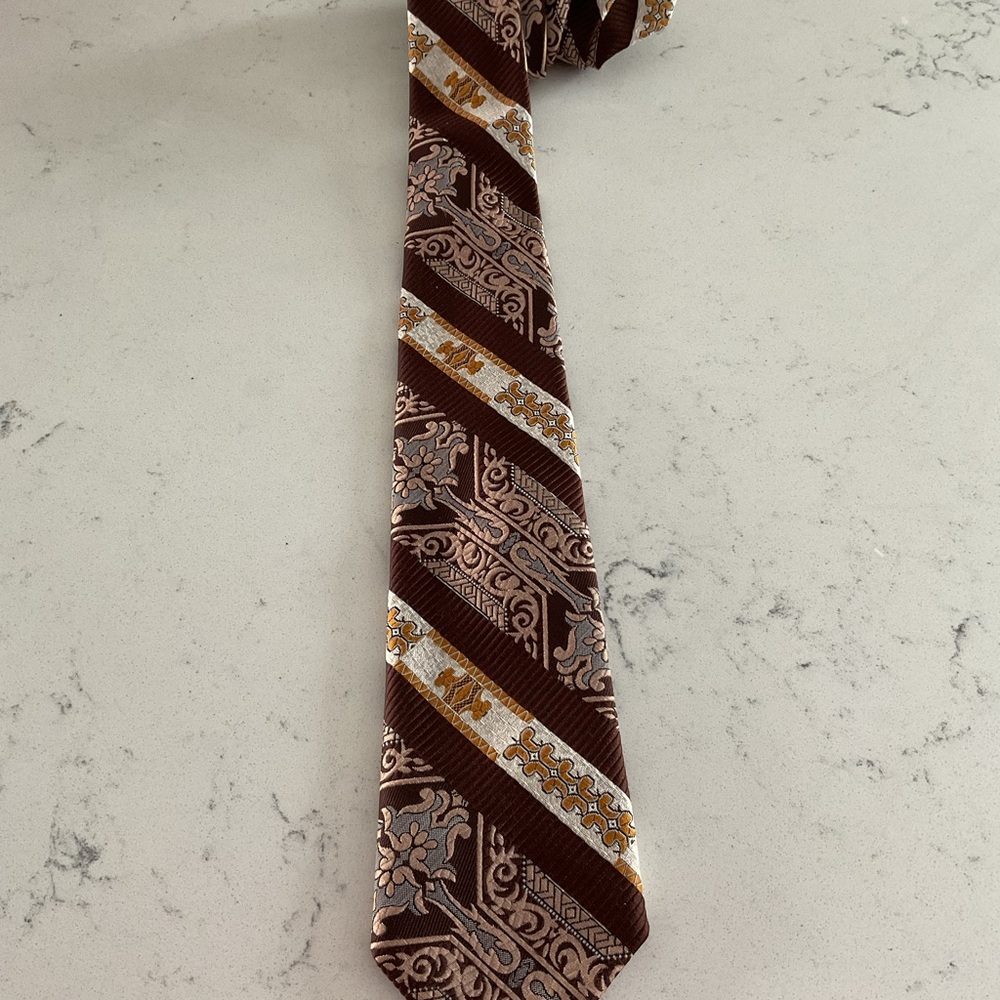 Vintage Como Italy Men’s Necktie in great condition. Made of 100% polyester.